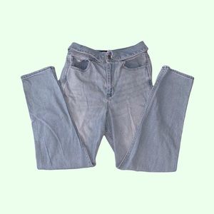 HOLLISTER ULTRA HIGH-RISE MOM JEANS